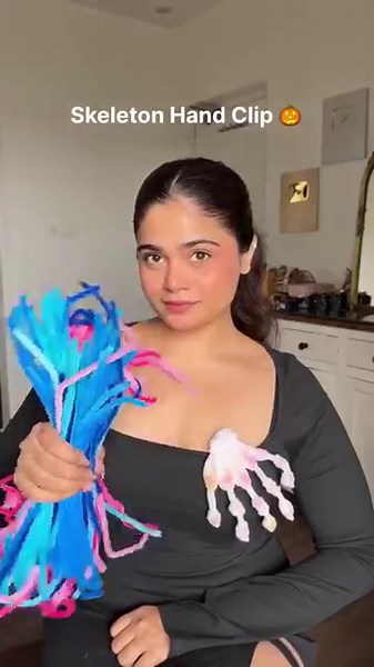 Skeleton hand clip ✨ #halloween #hair #hack