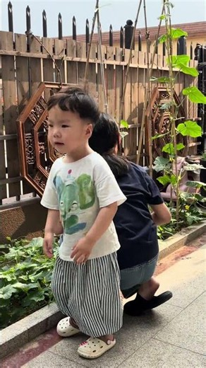 Mẹ dùng nút áo đùa các con!