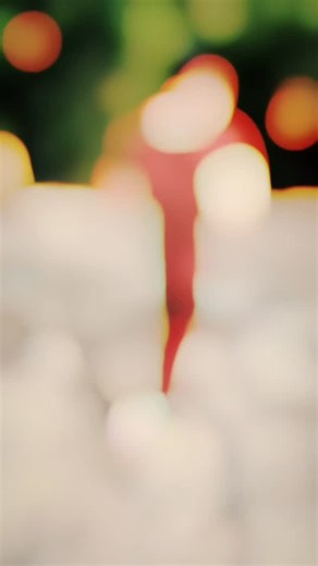 Editorya on Instagram: "Uff🥵🤢... 2006년 개봉한 영 (Labyrinth)은 단순한 판타지 모험을 넘어, 성장과 선택, 그리고 내면의 용기를 그린 작품입니다. 화려한 미로와 마법적 생물들 사이에서도, 영화는 끊임없이 “과연 진정한 길은 어디인가?”라는 질문을 던집니다. 복잡하게 얽힌 길과 신비로운 공간 속에서 주인공 사라가 맞닥뜨리는 도전은 관객의 긴장을 끝까지 유지하게 합니다. 사라가 동생을 구하기 위해 미로를 헤치고 나아가는 과정은 단순한 모험을 넘어선 자기 발견과 심리적 성장을 담고 있습니다. 특히 어둡고 좁은 통로, 반짝이는 환상 속 생물, 그리고 불확실한 길의 선택은 말없이도 긴장과 설렘을 전달하며, 조용한 순간일수록 모험의 무게가 더 깊게 다가옵니다. 영화의 분위기를 완성시키는 것은 신비롭고 몽환적인 음악과 세심하게 디자인된 미로의 시각적 요소입니다. 음악과 장면은 관객을 마치 사라와 함께 미로 속에 있는 듯한 몰입감을 선사하며, 액션보다도 