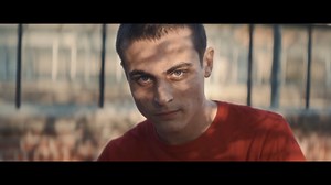 LE PARADIS, en salle actuellement, révèle le talent du jeune réalisateur belge Zeno Graton. Ce 1er long métrage, salué dans la section “Génération” à la Berlinale - Berlin International Film Festival et au TIFF, relate le parcours de Joe, 17 ans, sur le point de sortir d’un centre fermé pour mineurs délinquants. Mais l'arrivée d'un nouveau jeune, William, va remettre en question son désir de liberté. La mise en scène mêle une certaine aprêté dans la peinture du quotidien de ces ados, placés en l