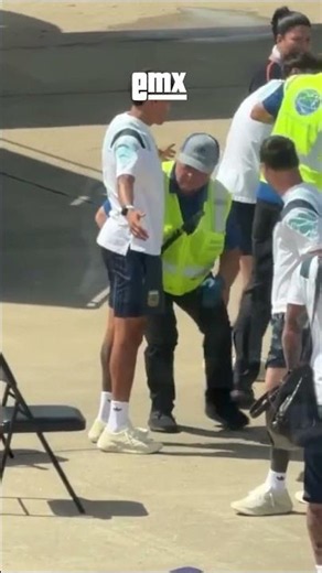 Messi no pudo contener la risa: le encontraron un Magiclick al Cuti Romero en el aeropuerto