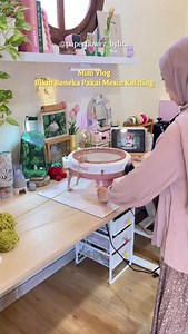 323K views · 58K reactions | Pertama kali nyobain bikin boneka pakai knitting machine  awalnya mau bikin versi crochet, tapi benangnya gak cukup, akhirnya malah mangkrak wkwk Eh gak nyangka pakai knitting machine juga bisa bikin boneka totoro, malah cuma habis segulung doang nih benangnya haha  gimana hasilnya menurut teman-teman? #crafts #knittingmachine #diy #totoro #kanzlersingles #nasilor #ghibli #knittingmachineplushie #knitting #craft #vlog | Lita Setia Asih | Facebook
