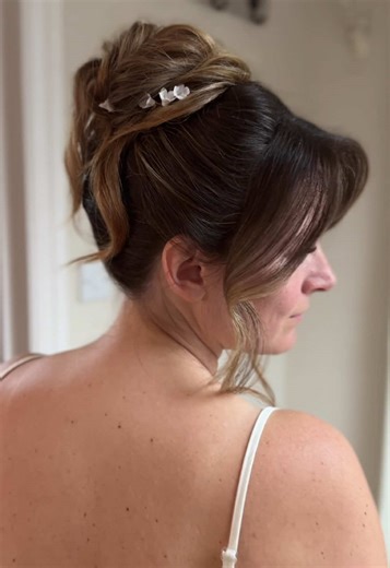 Style last years hottest bridal hair style with me, the high updo. I recreated this trending look at Brookfield Barn's wedding showcase back in October along with @Leanna who paired it with her signature makeup glam. If you're struggling to confidently bring your bride's vision board to life I can help! I offer a limited number of 1-2-1 training sessions each year and I would love to be able to share my skills with you, along with hints and tips on how to secure your dream brides! If you are int