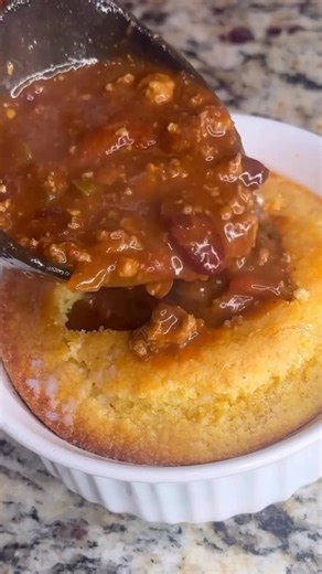 Kia J. on Instagram: "The best thing about Chilli it has so many different ways to enjoy it. As long as it’s hot and full of flavor it goes a long way. How do you like yours? Tell me in the comments. 👇🏾 -Just a Bowl of chilli -W/ crackers -W/ chips -fresh onions and jalapeño -sour cream -cheese -corn bread bowl -on a hot dog -on fries The options are unlimited! Plus it’s even better the next day. So I’m having mine a few different ways. 🤗"