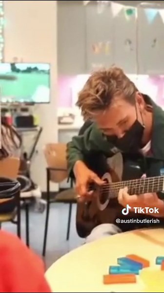 Another clip of Austin playing guitar with a patient at Children’s Hospital LA #austinbutler