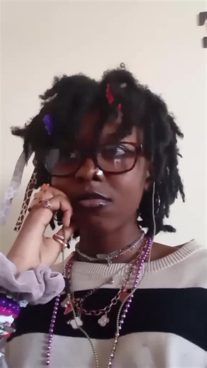 when im minding my business and the FINEST human blesses my eyes with their presence #whatsallthatmovementbackthere #imnevergonnagetthat #relatable