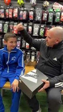 Le predator sono le più larghe dell'Adidas,soprattutto se stai senza lacci 🧐🤣🎥 ‪@EnneAgency‬