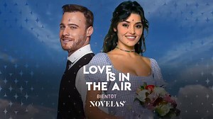 LOVE IS IN THE AIR ( Sen Çal Kapimi/161 Épisodes) Nouvelle série turque bientôt sur Novelas TV Eda rêve d’un avenir meilleur et mise tout sur ses études pour s’élever dans la société. Mais lorsque Serkan Bolat, redoutable homme d’affaires, compromet ses plans, elle n’a d’autre choix que d’accepter son marché : se faire passer pour sa fiancée afin de retrouver sa liberté financière. Mais à force de jouer la comédie, les sentiments s’en mêlent… et ce qui n’était qu’un accord pourrait bien se trans