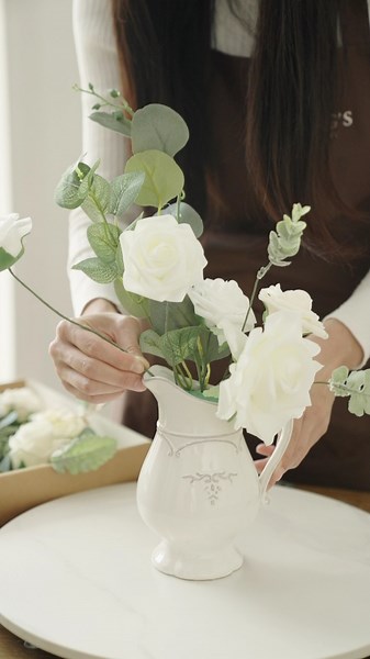 Watch DIY White Centerpieces on Amazon Live