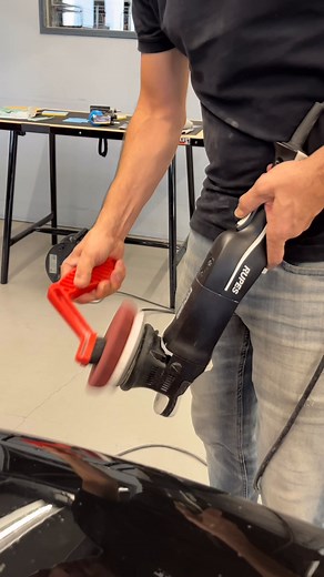 Leer professioneel auto poetsen & polijsten in 1 dag! 🚗 Deze praktijktraining is ideaal voor iedereen die de techniek van auto poetsen en polijsten eigen wil maken – geen voorkennis nodig. Perfect voor wie wil starten als detailer of een autopoetsbedrijf wil beginnen. 💡 Dit ga je leren: - Theorie over wassen, PH-waarden en lakopbouw - Herkennen van lakdefecten - Uitleg over polijstmethoden, machines en pads - Uitleg over beschermingsmiddelen: wax, sealant en coatings - Kleien en excentrisch po