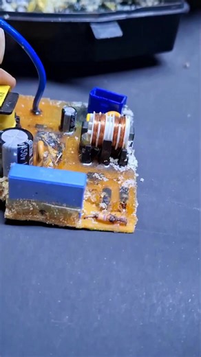 Ardi Jeriks on Instagram: "Troubleshooting a washing machine module that only beeps #washmachine #repair #electronic"