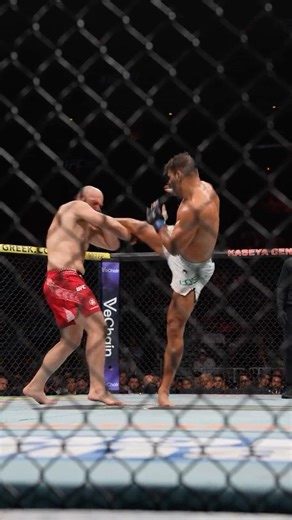 Alô, meio-pesados ! Veja como foi o nocaute de 🇧🇷 Paulo Borrachinha no #UFC327!