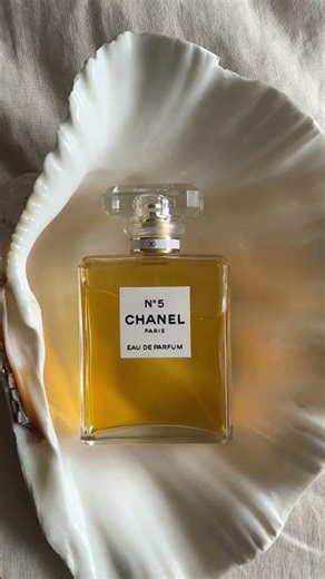 Effortless Elegance with Chanel N°5: Timeless Powdery Floral Scent #ChanelNo5 #Fragrance