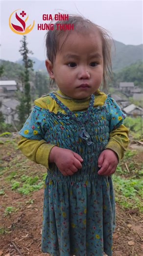 Trẻ vùng cao còn chịu rét, chịu thiệt thòi nhiều quá mọi người ạ, gặp em bé đứng ngoài trời lạnh 5-6 độ C run bần bật😭 Rất mong mọi người Follow Fanpage Gia Đình Hưng Thịnh để tiếp thêm động lực cho hành trình MANG HƠI ẤM ĐỔI NIỀM VUI nơi vùng cao biên ải của gđ mình với ạ🥰#caohohungthinh #giadinhhungthinh