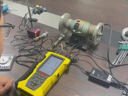 现场动平衡仪使用教程 首先是讲动平衡仪振动传感器吸附在被测设备上，然后贴反光贴纸，之后用转速传感器进行对照#平衡机 #平衡机厂家 #动平衡机 #自动平衡机 #全自动平衡机 @热点小助手 @@抖音小助手