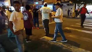 9.2K views · 120 reactions | #Babahoyo Accidente Tránsito #UltimoMinuto Motociclistas se impactan contra un vehículo, al parecer el pequeño automotor no respetó el semáforo y se chocó contra un vehículo que circulaba por la 27 de Mayo con dirección a la 10 de Agosto. Los afectados fueron atendidos por personal paramédicos. Al moto se incendio producto del fuerte impacto. #URGENTE | El Babahoyense Original | Facebook