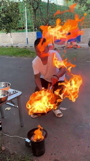 That's Not Right! I Was Frying Fish! #Funnyvideo #Laugh #Funny #Dwarf #99cm