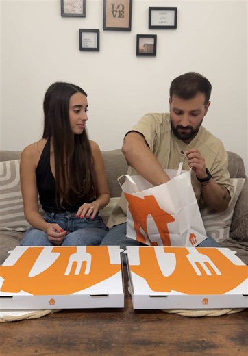 #adv Metodo scientifico e super imparziale per decidere cosa fare stasera 🎟️😏 Ogni scusa è buona per una serata divano e pizza, ma quando c’è di mezzo la vera napoletana di @Da Pecchia e la consegna di @JustEat_Italia non c’è bigliettino che tenga! 🙌 E voi di che team siete: pizza a tavola o rigorosamente sul divano? 👉 #qualcunohadettojusteat #JustEat