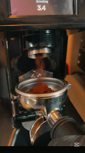 Kava Chapaca Una experiencia única que une lo mejor del café orgánico y el vino, la intensidad de un espresso con la elegancia del vino tinto, suavizado por miel pura y leche texturizada. El corazón frutal de frutos rojos y la delicadeza de la jalea de vino con cereza, coronan este viaje de sabor sofisticado y atrevido. #coffeeweek #tarija🇲🇨