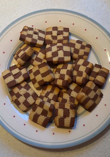 ⋆.ೃ࿔*:･chocolate and vanilla checkered shortbread cookies🧁🌸🍡✨💗 Recipe: •320g self raising flour •120g salted butter •7-8tbsp honey •pinch of salt •2 tbsp cacao powder Bake on 160-170 degrees Celsius for 12-15 minutes✨🌸 ENJOY! 😋💗 #asmrsounds #baking #bakewithme #cookies #bakingcookies