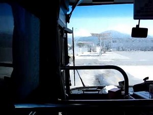 大型バス 洗車機突入シーン