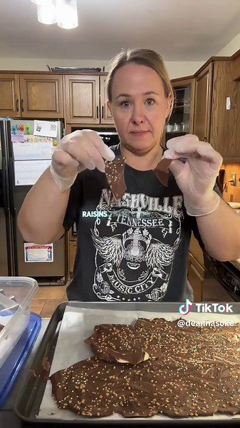 Festive Chocolate Bark Recipe for Holiday Treats