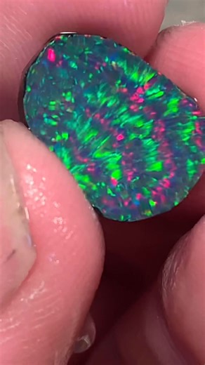 Oh that repeating pattern that Spencer Idaho Opal is known for🤯🔥. The colors and saturation are stunning in this beauty. A rub before it was capped and finished. . www.cjsopalsnat.com Instagram: cjsopalsnat . Opals always available for sale just ask. For Spencer opal I’m your guy🔥 Thousands of Spencer opals cut over the decades. Be happy to cut your rough. Always buying Spencer rough. Proudly an all American product. Never shipped or change of hands. From the miner/cutter to you. . #cjsopalsn