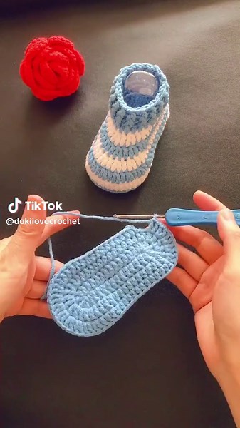 First time crochet tiny shoes #crochet #babyshoes #crochetersoftiktok #crochettiktok #crochettutorial #crochettop #crocheter #foryoupage #fypシ #foruyou