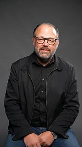 On December 3, 1965, KQED aired the first-ever televised press conference featuring Bob Dylan. And in true Bob Dylan fashion, it was bizarre. He was taking reporter’s questions and asking bigger, stranger questions in response, or giving very obtuse answers. Dylan was just 24 here, and he’d been famously booed at the Newport Folk Festival for going electric four months prior. Strange as it was, Bob Dylan’s visit to KQED became legendary. 🎤: Gabe Meline 🎥: Martin do Nascimento 🎬: Ugur Dursun |