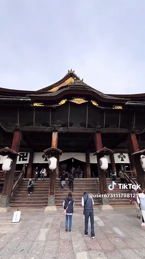 善光寺卍 「一生に一度は善光寺参り」と江戸時代から伝えられている善光寺。長野県を代表する名所であり、来世・現世のさまざまなご利益があることでも知られています。近年は御朱印女子たちの間でも評判の的です。 #長野県 #善光寺 #寺 #パワースポット #遠隔参拝 #御朱印 #最強 #人気 #牛 #国宝 #観光 #観光スポット #おすすめスポット