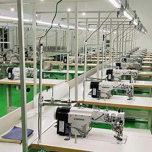 [Hot Item] Innovative Assembly Line Workbench with Integrated Lighting for Garment Production