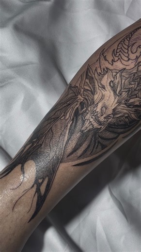 Luiz bob Tattoo on Instagram: "•Primeira sessão• 🐉projeto fechamento lateral de perna no estilo Blackwork, utilizando somente preto puro ◼️ -até a próxima sessão mn, guerreiro demais @altairsousa2 🫱🏻‍🫲🏼 #blackwork #rasteladotattoo #arteautoral #fechamentodeperna"