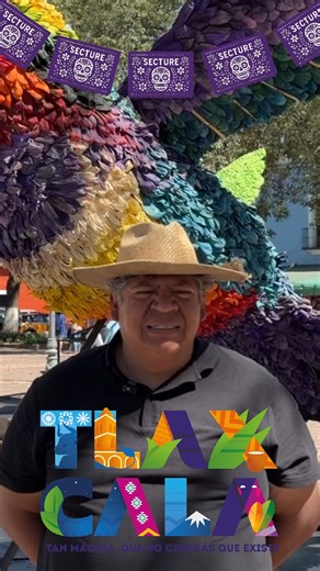 💀🕯🌺 Alfombristas Mexicanos nos invitan a que vengas a la ciudad de Tlaxcala y disfrutes de los "Colibríes" y "Corazón" escultóricos que se exhiben estos días en la Plaza Xicohténcatl con motivo de la celebración de #DíaDeMuertos. 🐦❤️ #TlaxcalaTanMágicoQueNoCreerásQueExiste #DíaDeMuertosEnTlaxcala | Sectur Tlaxcala