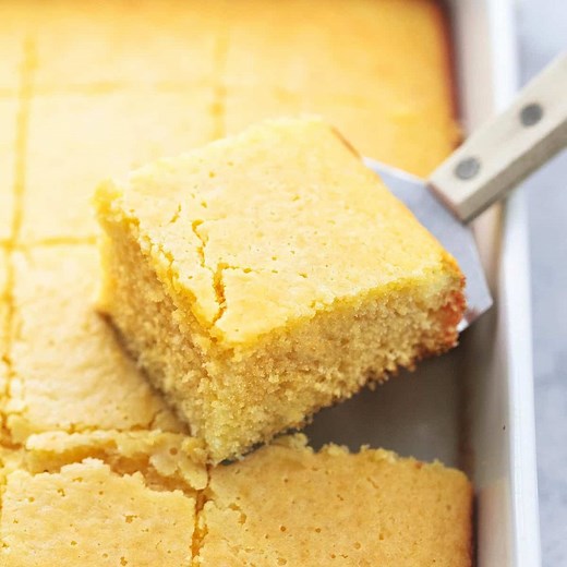 This Super Moist Cornbread recipe is the only way to go if you’re a cornbread lover! Great with chili, roast chicken, turkey, pork, soups, stews, or even jams and jellies. Top it with honey or butter for an extra dose of YUM. RECIPE: https://www.lecremedelacrumb.com/best-super-moist-cornbread/ | Creme de la Crumb