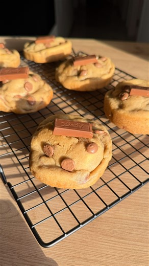 עוגיות סמורס אמריקאיות מחומרי גלם רוסים! 🇷🇺🇺🇸 מתכון של ספיר פשלי מנבחרת @israeli_kitchen בשיתוף מעדני מניה רכיבים (10-8 עוגיות): •100 גרם חמאה רכה •½ כוס סוכר חום כהה דחוס •¼ כוס סוכר לבן •1 ביצה •1 כפית תמצית וניל •1¼ כוסות קמח לבן •½ כפית אבקת סודה לשתייה •קורט מלח •½ כוס שברי ביסקוויטים •159 גרם שוקולד מריר או חלב קצוץ גס •למילוי: קוביות שוקולד מרשמלו אופן ההכנה: 1.בקערה מערבבים חמאה רכה עם הסוכר החום והלבן עד שמתקבלת תערובת קרמית. 2.מוסיפים ביצה ותמצית וניל ומערבבים היטב. 3.מנפים פנימה ק