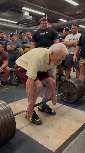 90-Year-Old Grandpa SHOCKS Powerlifters With Heavy Deadlift! 😱🏋️‍♂️ #shorts