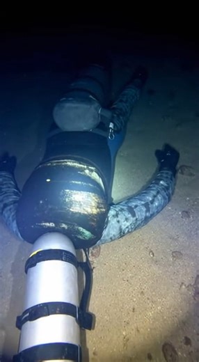 At 33 meters deep, this diver found a body that looked abandoned for years. No bubbles. No movement. Nothing. Then one small bubble escaped… What happened next made him swim away immediately. Watch till the end and tell me — did you see it too? ⚠️ This video is made with AI for creative storytelling and entertainment purposes. #DeepSeaFunds #OceanMystery #ScubaDiscovery #UnderwaterFind #DeepSea #AIVideo #ViralReel #OceanSecrets #ScaryOcean #ExploreTheDeep #MysteryReel #Unbelievable #FearOfOcean 