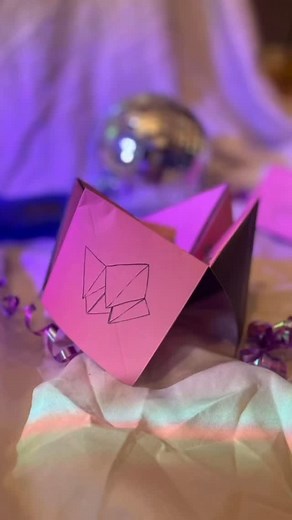 Paula Alejandra (LaPua) 🧷 on Instagram: "Sacapiojos, piojito, comecocos… ¿cómo le dicen a este oráculo infantil? Párpados al revés es un jueguito editorial con 8 poemas sobre la infancia. ✨💜🍬 #fanzineologia"