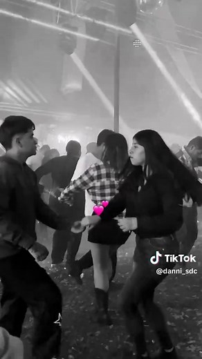 Bailando Cumbias Sonideras: Aprende el Ritmo
