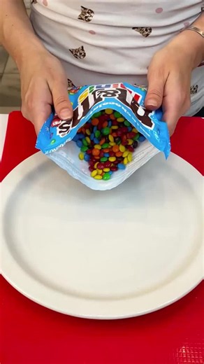 Easy Dessert For Any BBQ Rachel makes a tasty dessert with M&M candies that's fully customizeable for any party. #yum #momlife #dessert #usa #bbq