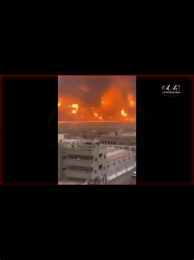 Le 28 février 2026 marque un tournant majeur au Moyen-Orient. Dans la nuit, l’Iran a lancé des frappes simultanées contre des cibles stratégiques aux Émirats et dans le Golfe : bases militaires américaines, infrastructures logistiques, hubs économiques et symboles internationaux. La base aérienne d’Al-Dhafra, le port de Jebel Ali, l’aéroport international de Dubaï, mais aussi des icônes comme le Burj Al Arab ou Palm Jumeirah. Résultat : • Plus de 700 vols annulés • Le trafic mondial perturbé • L