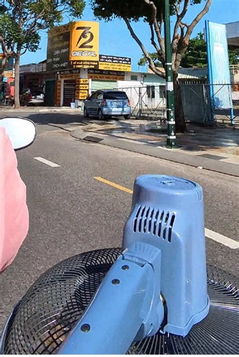 Ngày trời nắng, ráp và giao quạt tại nhà cho khách. Quạt đứng Panasonic màu xanh đặc trưng. Quạt bền và êm, sử dụng 10 năm rồi vẫn còn dùng thêm được 10 năm nữa.