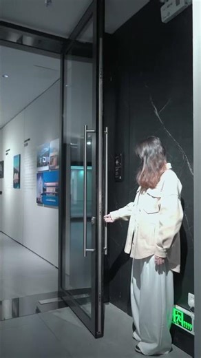 The floor-mounted door automatically returns to its original position, saving time and effort.