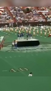 40K views · 265 reactions | Bruno Mars adalah peniru Elvis Presley yang paling lembut dan dia bertugas untuk mengucapkan selamat Natal. | Ikon | Facebook