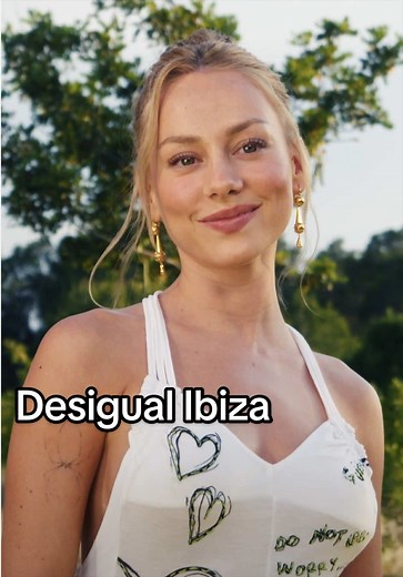 À Ibiza, Desigual célèbre son héritage avec Irina Shayk, Zara Larsson, Demi Lovato et Ester Expósito. En collaboration avec Desigual.