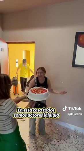 Feliz cumpleaños sorpresa familiar divertida