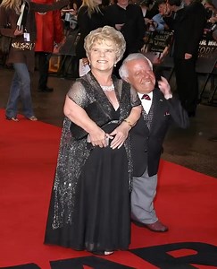 An actor who is only 112 cm tall married a woman who is only a few centimeters taller than him A couple of dwarfs had two children, although doctors warned that the children might inherit their parents' dwarfism What the children of this unusual couple look like was shown in the first comment👇 | Planet of Stories