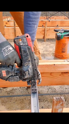 Spreader cleat attached to a mono cleat for a mono pour #carpentry #framer #fyp #framerlife #concrete #rebar @maxusacorp #twintier