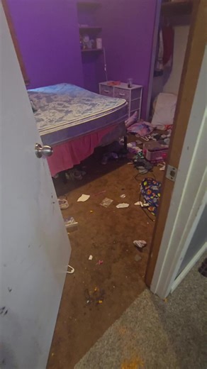 cleaning the girlys room #homecleaning #cleantok #cleaning #cleaningtiktok #cleaningmotivation #cleanwithme #deepclean #cleantok101 #messy #CapCut