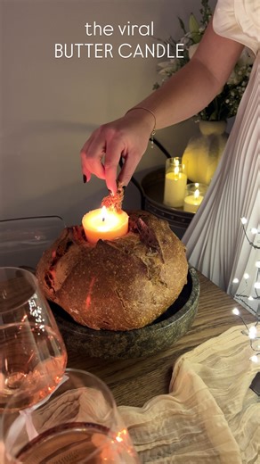 Miray Erdem on Instagram: "Yurtdışında viral olan tereyağdan mumu denemediyseniz, bunu görünce kesinlikle kaydetmek isteyeceksiniz 🧈🕯️🥖 Yapılışı çok kolay, görüntüsü inanılmaz estetik. İhtiyacınız olan tek şey: ekmek, tereyağı ve bir mum fitili. Ben sadece tereyağını eriterek denedim ama isterseniz içine sarımsak ya da biberiye ekleyerek aromalandırabilirsiniz 🤍 Erittiğim tereyağını, mum fitilini ortada tutarak karton bir bardağa döktüm. Fitil kaymasın diye bantladım ve donması için buzdolab